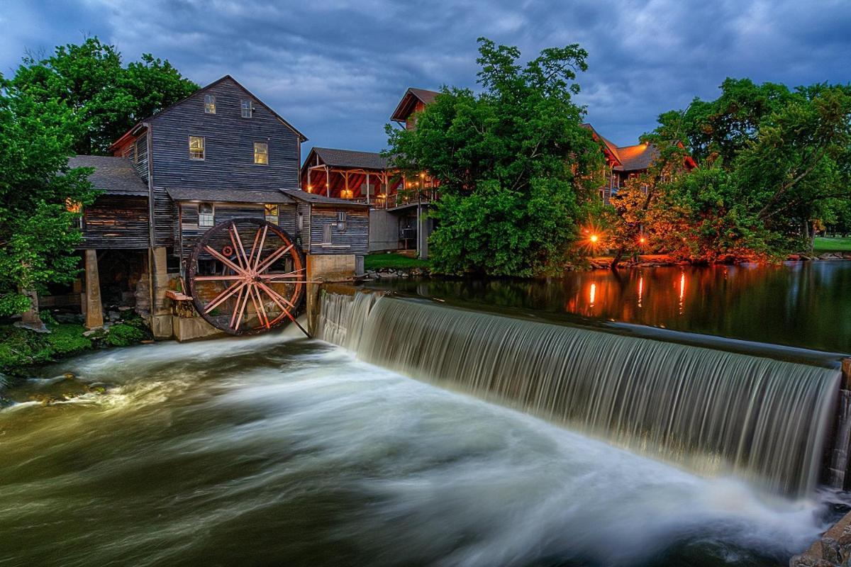 Moonshine Chalet, Hot Tub, Pool Access, Wifi, 1089 Free Tickets Each Paid Day, Dollywood And More جاتلينبرج المظهر الخارجي الصورة