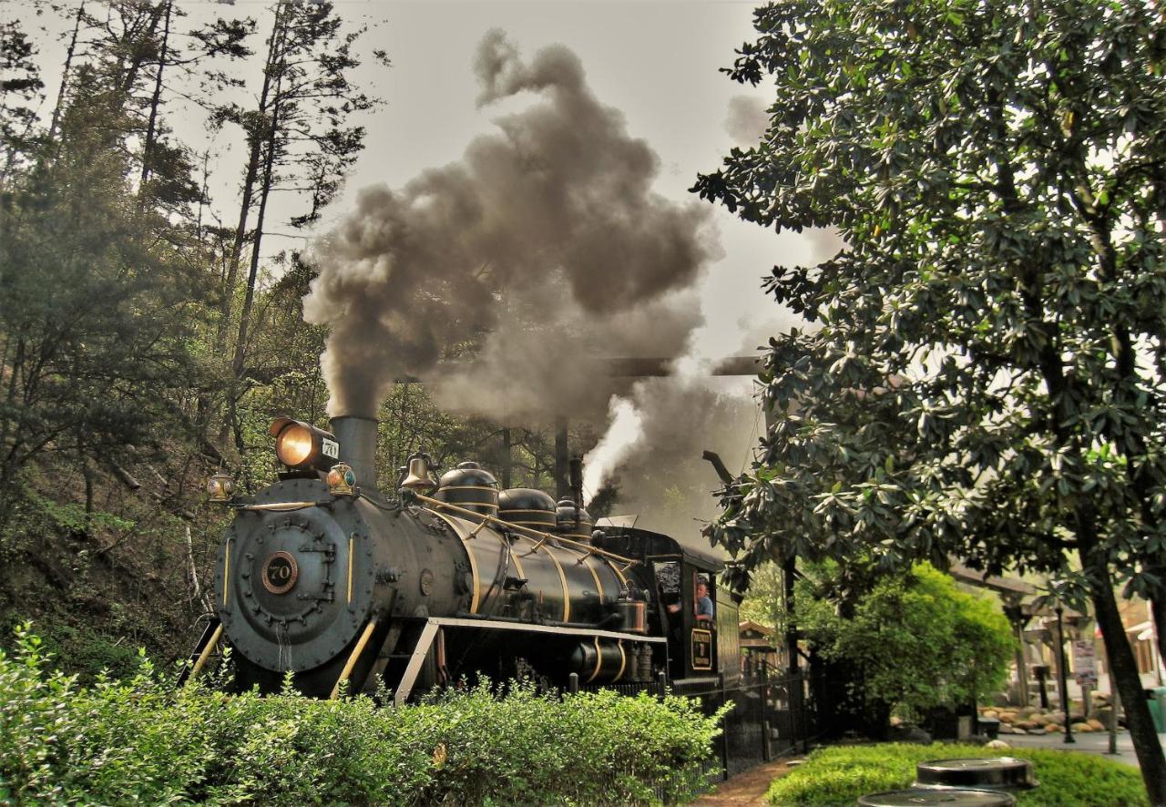 Moonshine Chalet, Hot Tub, Pool Access, Wifi, 1089 Free Tickets Each Paid Day, Dollywood And More جاتلينبرج المظهر الخارجي الصورة
