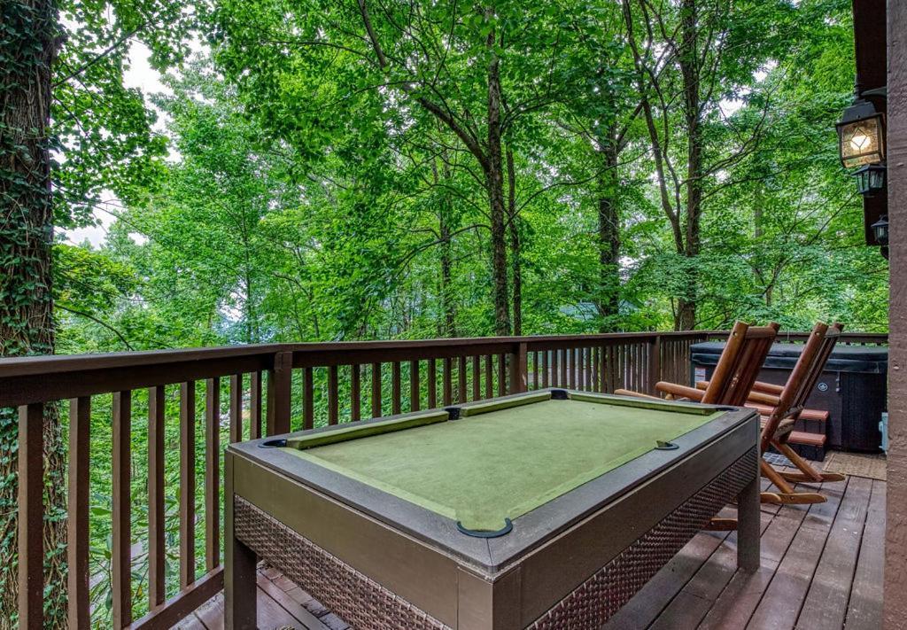 Moonshine Chalet, Hot Tub, Pool Access, Wifi, 1089 Free Tickets Each Paid Day, Dollywood And More جاتلينبرج المظهر الخارجي الصورة