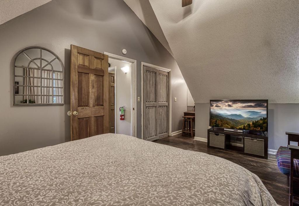 Moonshine Chalet, Hot Tub, Pool Access, Wifi, 1089 Free Tickets Each Paid Day, Dollywood And More جاتلينبرج المظهر الخارجي الصورة