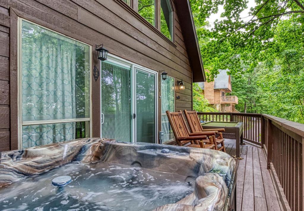 Moonshine Chalet, Hot Tub, Pool Access, Wifi, 1089 Free Tickets Each Paid Day, Dollywood And More جاتلينبرج المظهر الخارجي الصورة