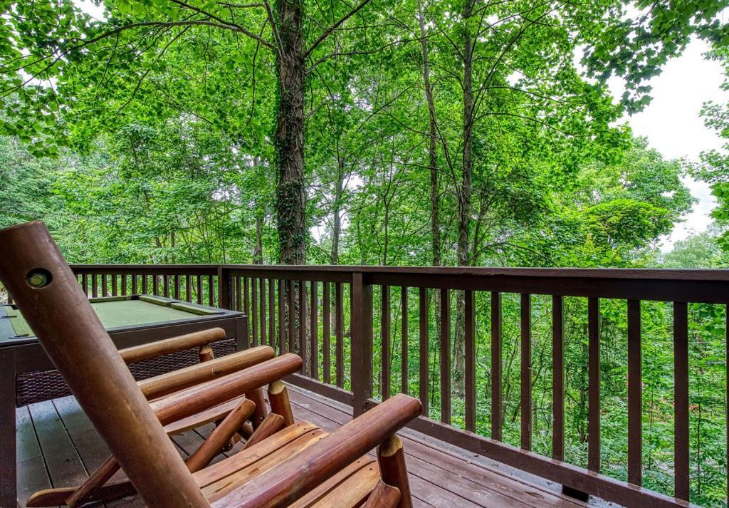 Moonshine Chalet, Hot Tub, Pool Access, Wifi, 1089 Free Tickets Each Paid Day, Dollywood And More جاتلينبرج المظهر الخارجي الصورة