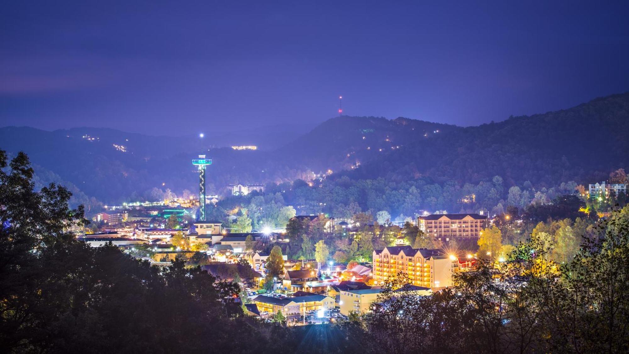 Moonshine Chalet, Hot Tub, Pool Access, Wifi, 1089 Free Tickets Each Paid Day, Dollywood And More جاتلينبرج المظهر الخارجي الصورة