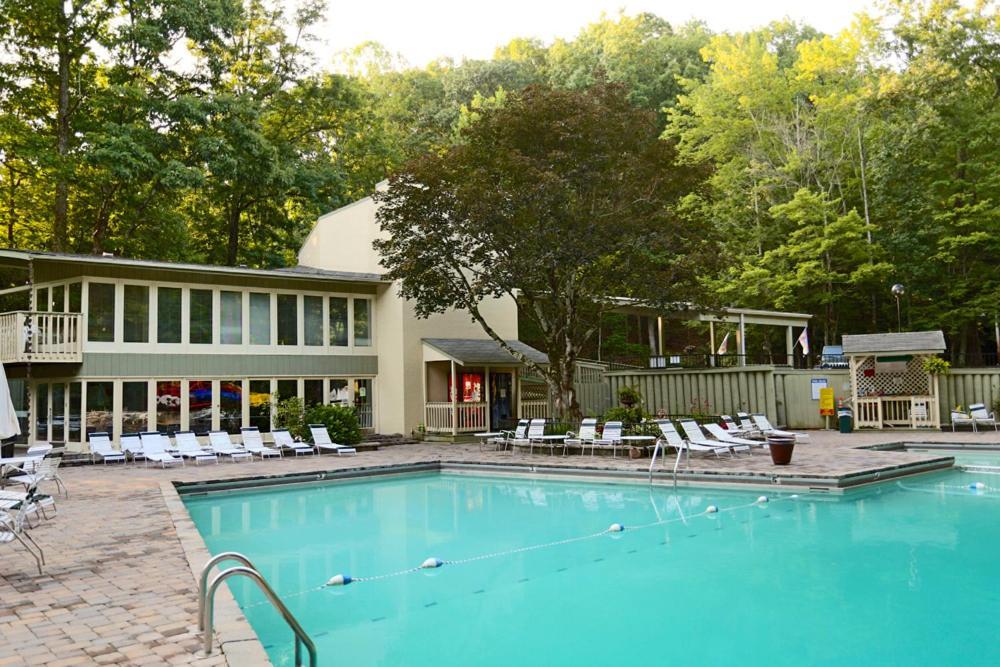 Moonshine Chalet, Hot Tub, Pool Access, Wifi, 1089 Free Tickets Each Paid Day, Dollywood And More جاتلينبرج المظهر الخارجي الصورة